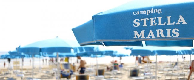 Ombrelloni blu con scritta 