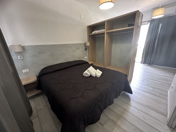 Stanza da letto con letto matrimoniale e armadio.