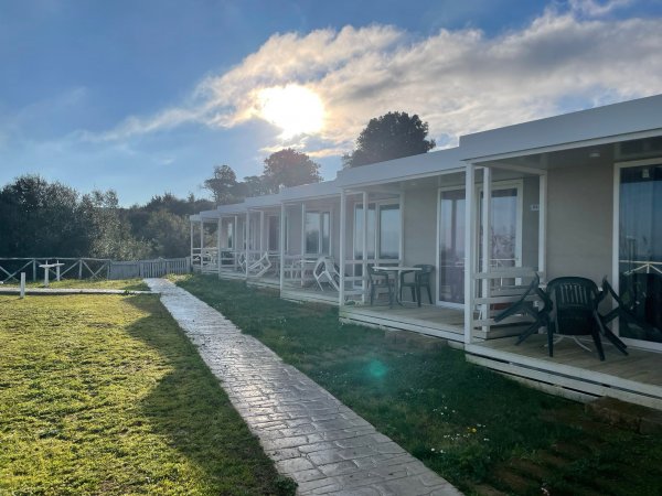 Bungalow con un tramonto tra le nuvole.