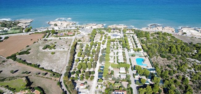Vista aerea di un campeggio vicino al mare.