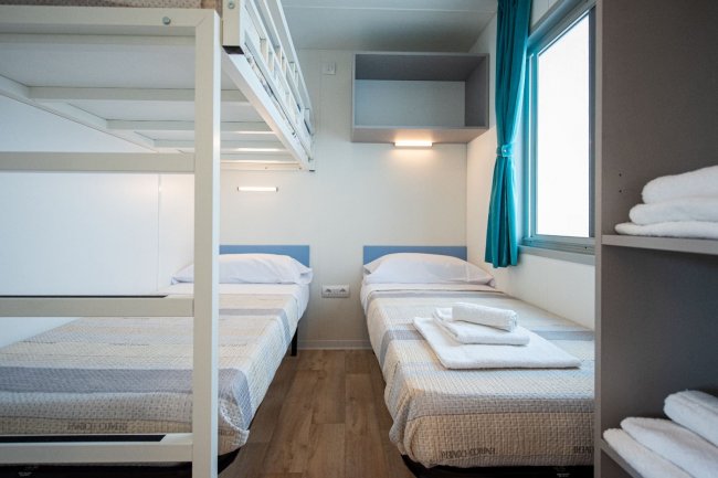 Camera con letti singoli e a castello.