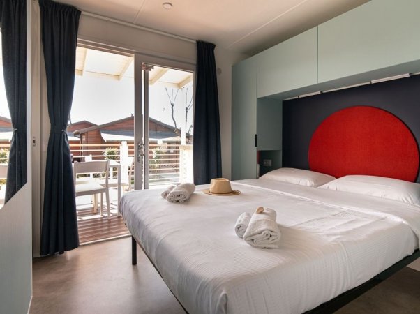 Camera con letto matrimoniale, accesso a terrazza.