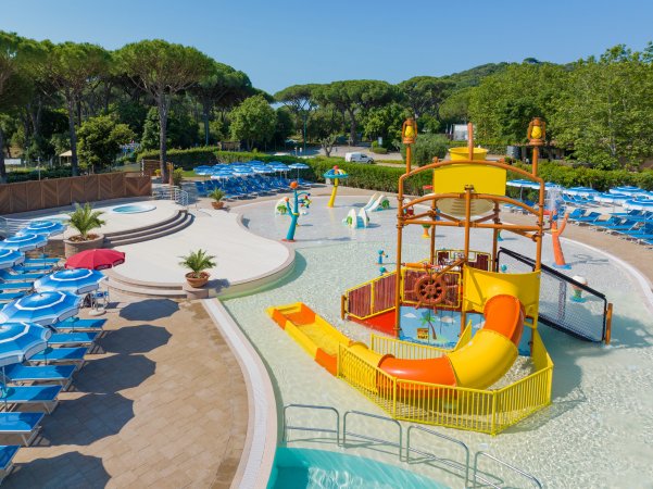 Parco acquatico con scivoli e piscine per bambini.