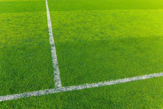 Linee bianche su un campo da calcio verde.
