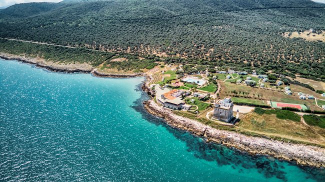 Costa con mare turchese vista dall'alto.