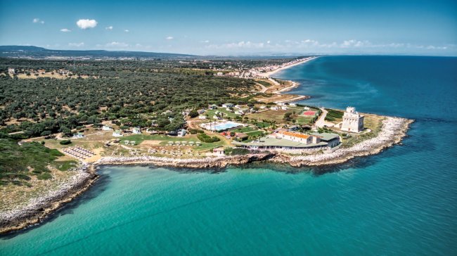 Torre costiera e paesaggio marittimo dall'alto.