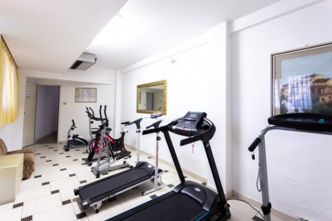 Palestra con tapis roulant e cyclette.
