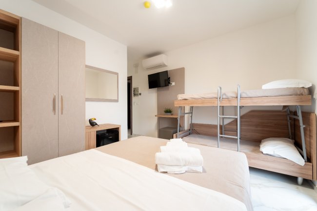 Camera con letto matrimoniale e castello.