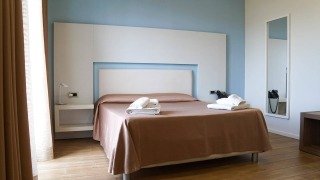 Letto matrimoniale con asciugamani.