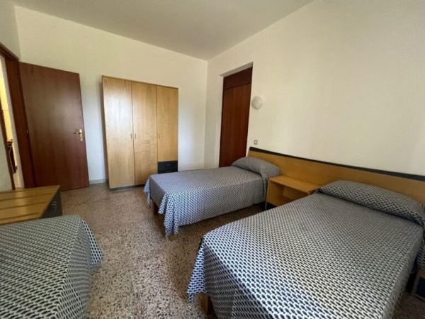 Camera tripla con letti singoli e armadio.
