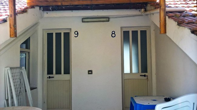 Due porte con numeri 8 e 9.