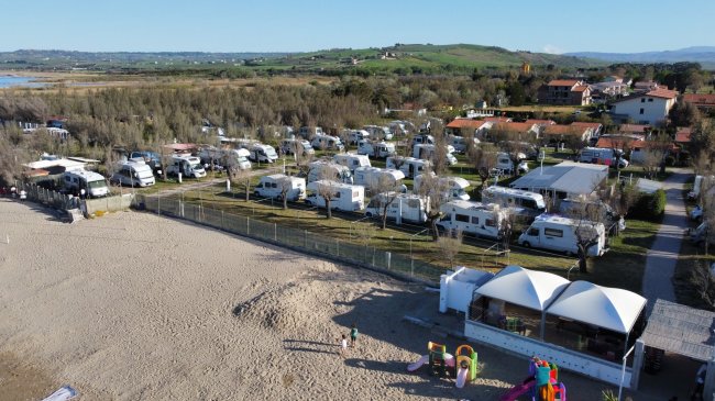 Vista dall'alto di camping e spiaggia vicina.