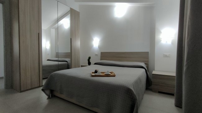 Camera da letto moderna con letto matrimoniale.