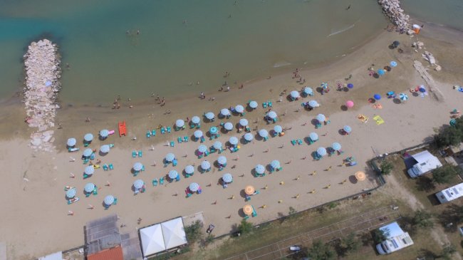 Vista dall'alto di una spiaggia affollata.