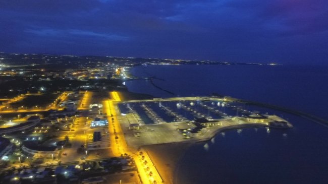 Vista notturna su un porto illuminato.