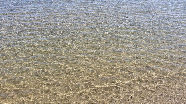 Acqua cristallina in una spiaggia.