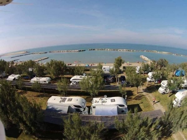 Vista aerea di un campeggio sul mare.