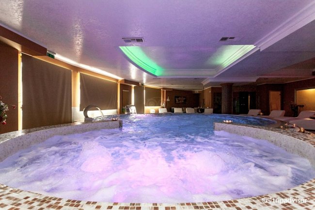 Piscina interna con luci colorate.