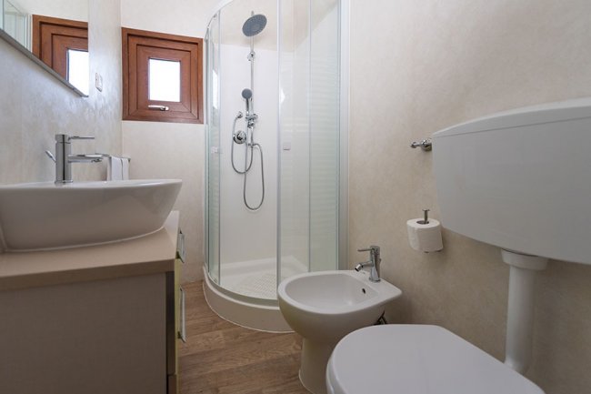 Piccolo bagno moderno con doccia.