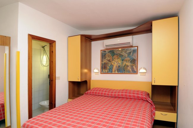 Camera da letto con letto matrimoniale e bagno.