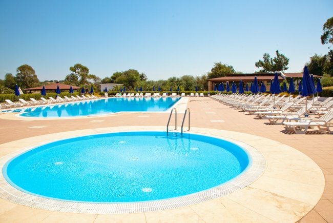 Grandi e piccole piscine all'aperto.