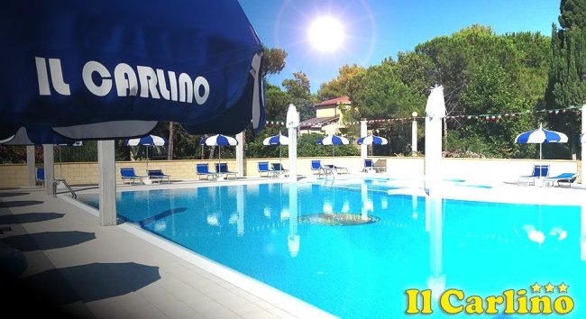 Piscina all'aperto con ombrelloni blu.