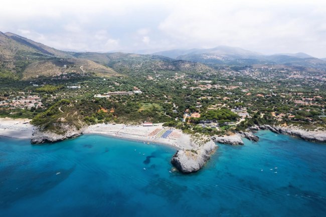 Panorama aereo di una costa con spiaggia.