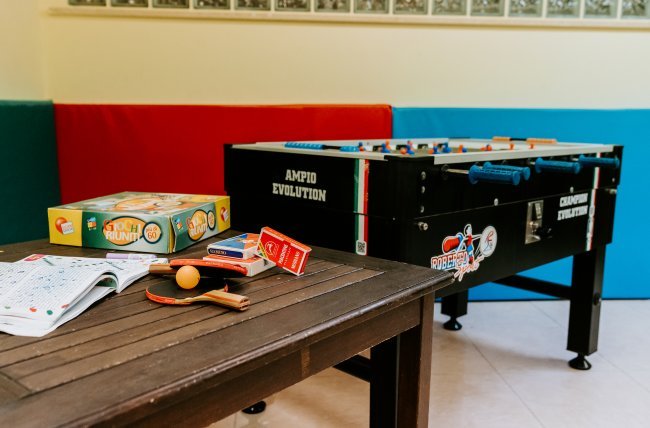 Tavolo da calcetto con giochi da tavolo.