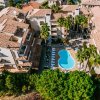 Vista dall'alto di un complesso con piscina.
