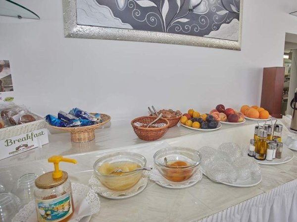 Marmellate e frutta fresca su tavolo da buffet.