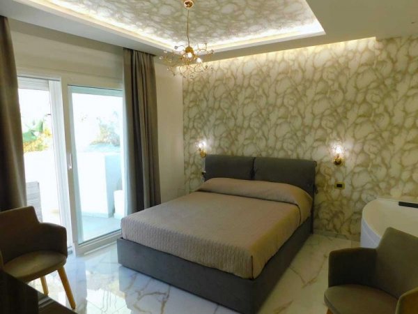 Camera elegante con letto matrimoniale.