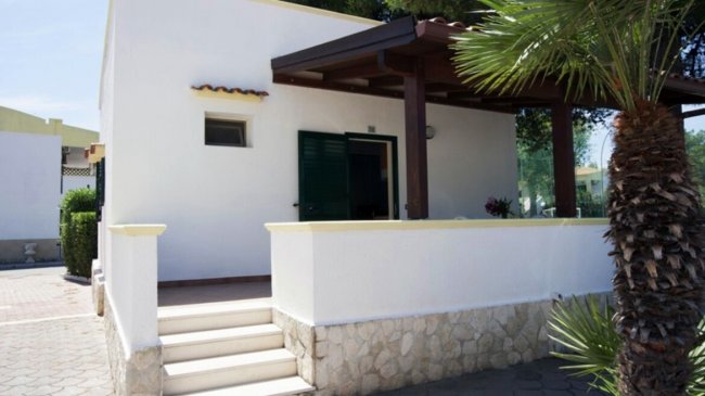 Casa bianca con veranda in legno.