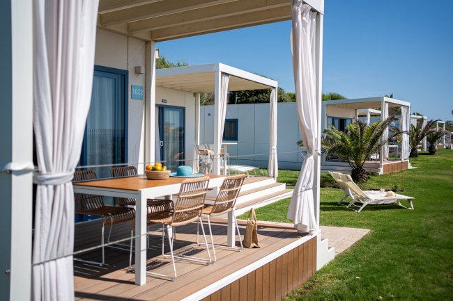 Veranda con tavolo e sedie all'aperto.